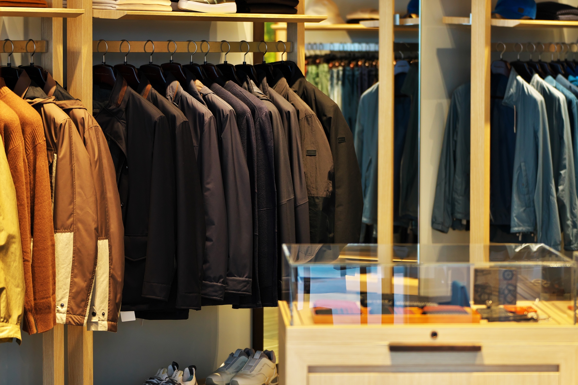 洋服の青山が気になる人へ｜既製とオーダーの違い・価格と納期の確かめ方