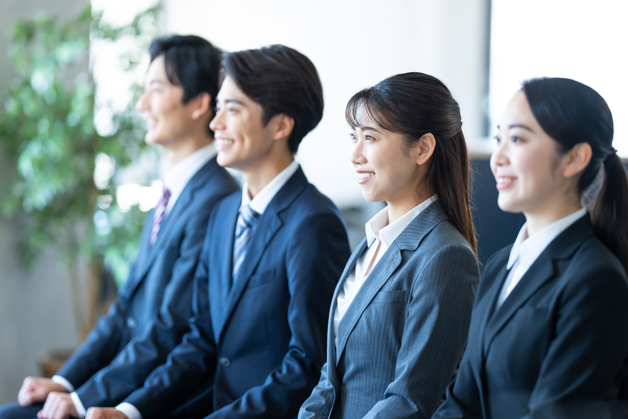 リクルートスーツの選び方|色・サイズと量販6社の品ぞろえ