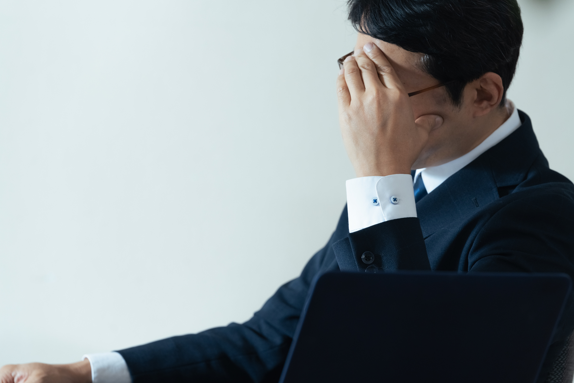 ワイシャツのたたみ方|シワを減らす手順と出張用の3つ折り
